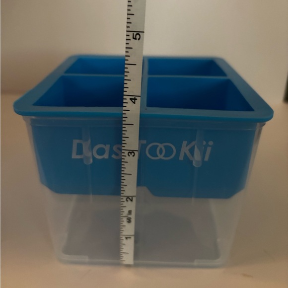 [NWT] Clear Ice Cube Maker - Picture 7 of 9